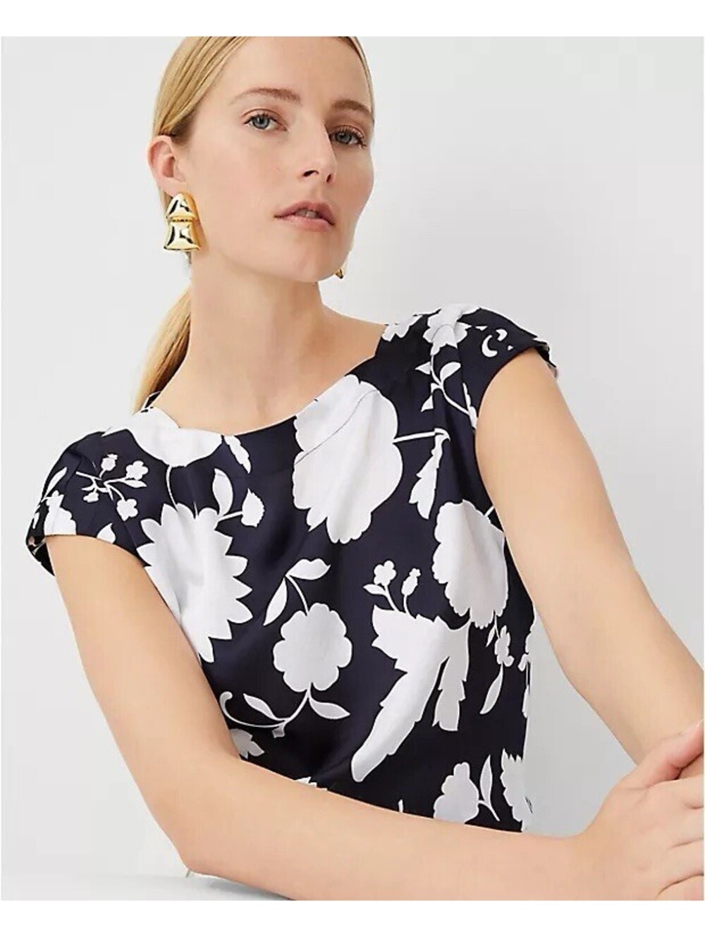 ANN TAYLOR WOMENS FLORAL BOATNECK TOP IN NAVY-SMALL
